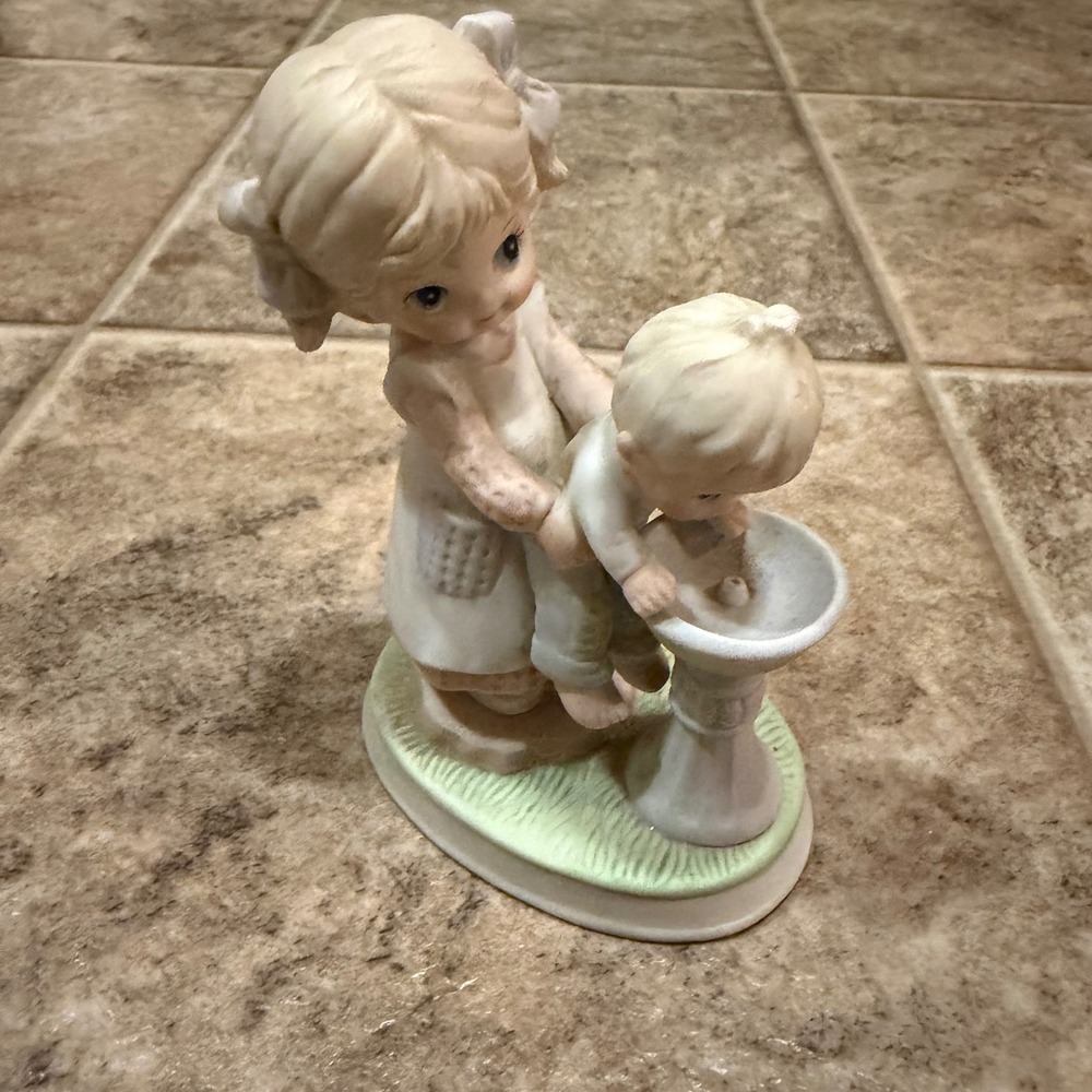 Homco Porcelain Figurine 1406 Girl Helping Boy at Birdbath Vintage Taiwan Matte